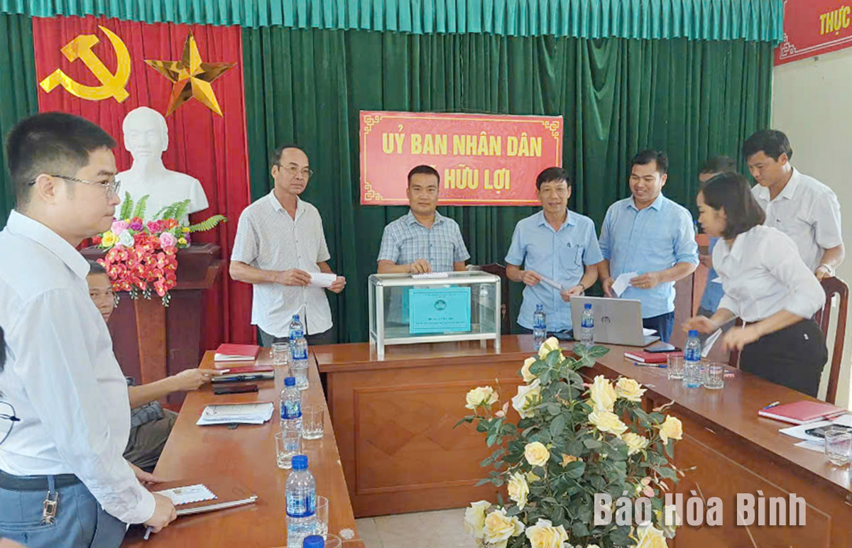 Ảnh: Cán bộ, nhân dân xã Hữu Lợi (Yên Thuỷ) tham gia ủng hộ đồng bào bị ảnh hưởng thiên tai( ảnh minh họa)